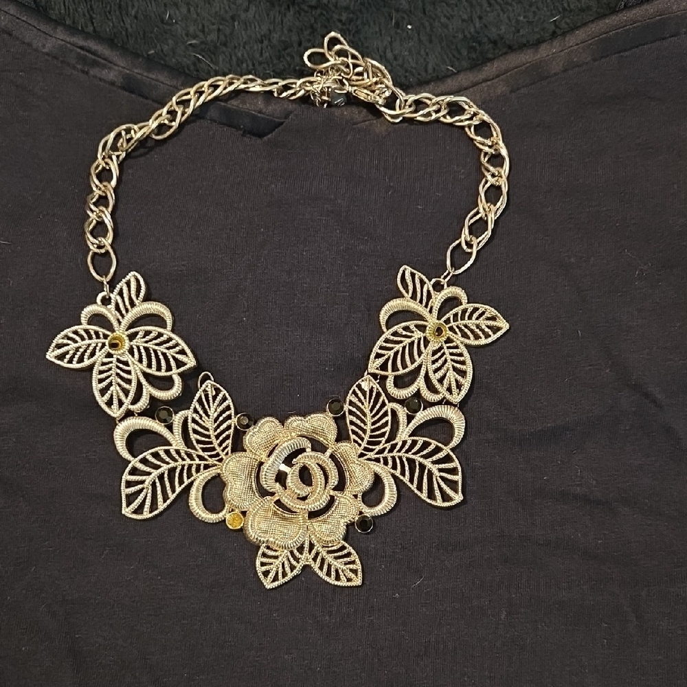 Elegant Gold Floral Necklace